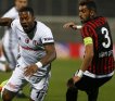 Hakim oyun zamanı futbolçunu ələ saldı