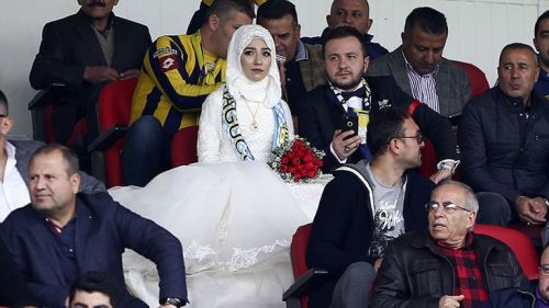Bəylə gəlin öz toylarına yox, stadiona getdi - FOTO