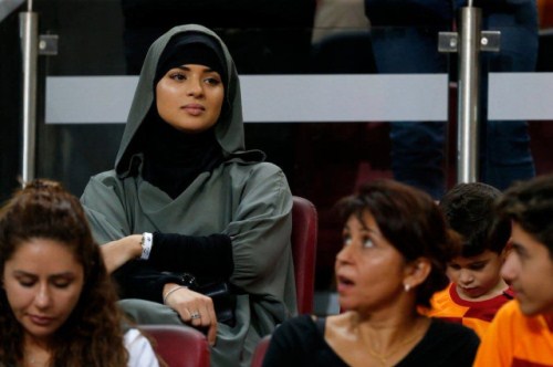 "Qalatasaray"lı ulduzun çadralı xanımı - FOTOLAR