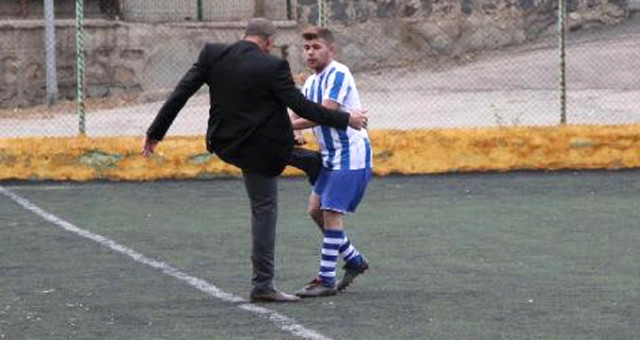 Prezident meydana çıxıb futbolçunu döydü - FOTO