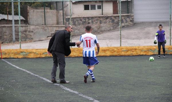 Prezident meydana çıxıb futbolçunu döydü - FOTO