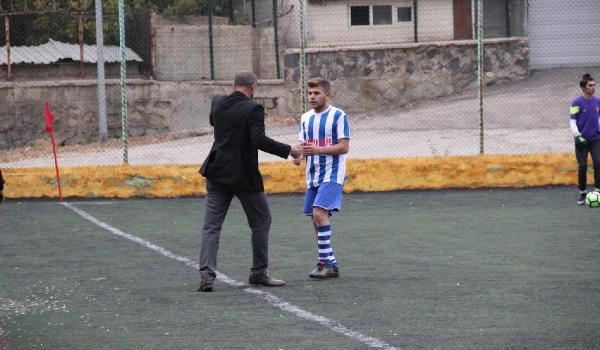 Prezident meydana çıxıb futbolçunu döydü - FOTO