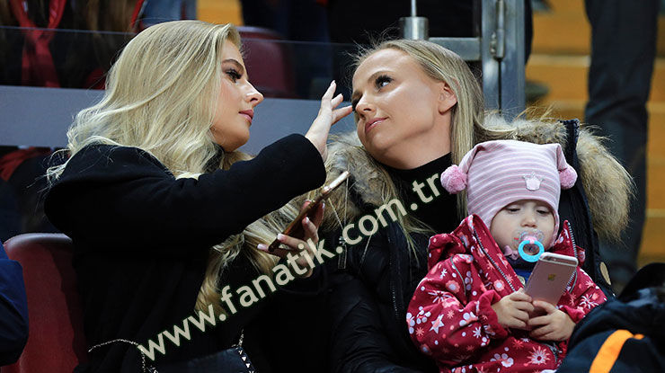 "Qalatasaray"ın matçına damğa vuran gözəl - FOTOLAR