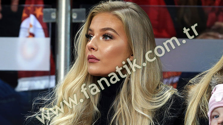"Qalatasaray"ın matçına damğa vuran gözəl - FOTOLAR