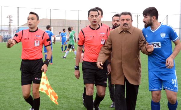 Futbolçu hakimin ağzını partlatdı - FOTOLAR