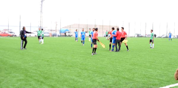 Futbolçu hakimin ağzını partlatdı - FOTOLAR