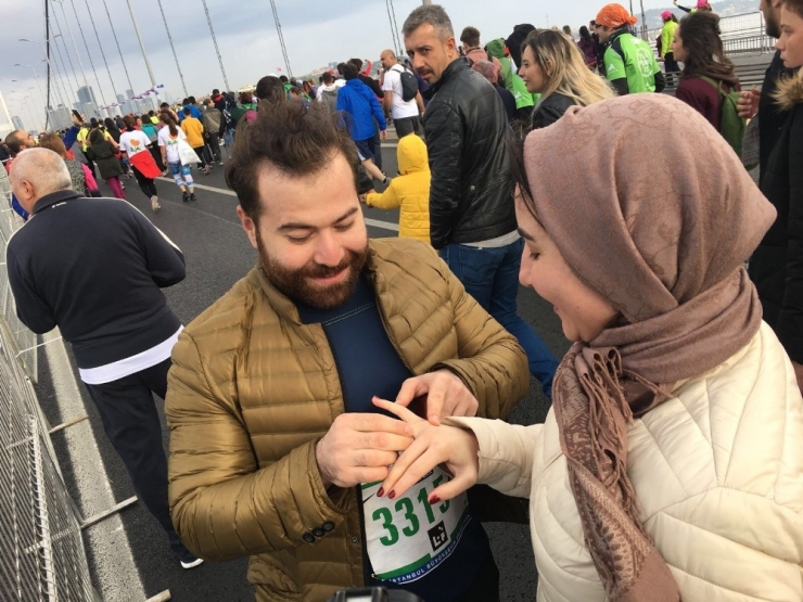 Azərbaycanlı oğlandan İstanbul marafonunda evlilik təklifi (FOTOLAR)