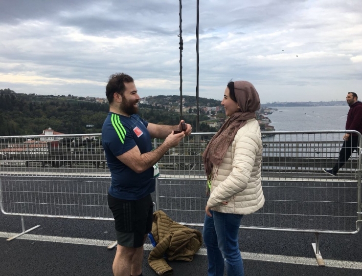 Azərbaycanlı oğlandan İstanbul marafonunda evlilik təklifi (FOTOLAR)