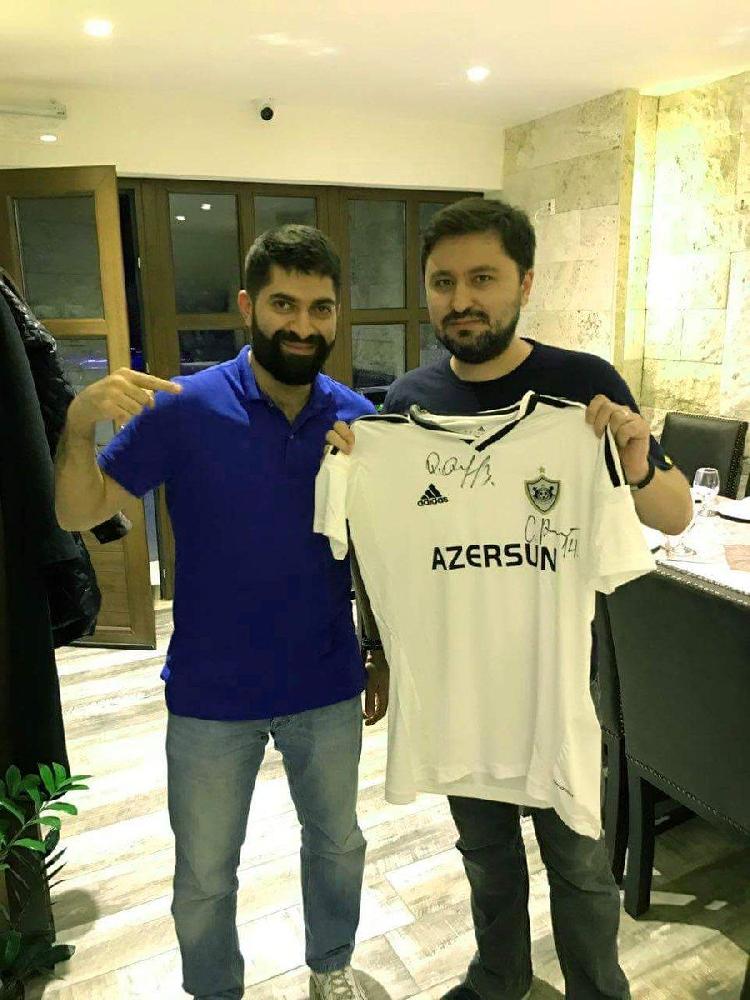 Məşhur rəssama “Qarabağ”ın forması təqdim olundu - FOTO