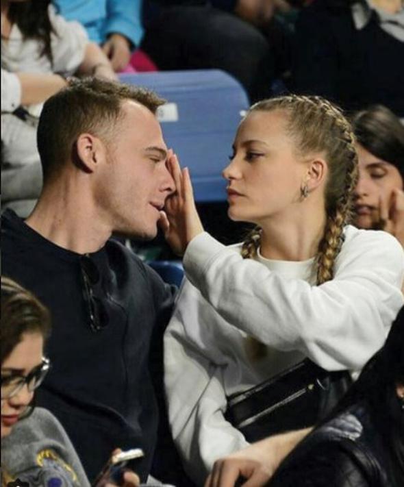 Serenayla Kərəmin tribunada romantik anları - FOTOLAR