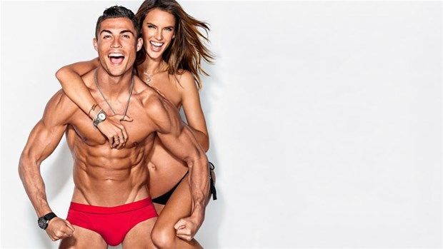 "Ronaldo ilə öpüşərəm, Neymarla isə..." - FOTOLAR
