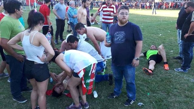 Polis plastik mərmilərlə futbolçuları vurdu - FOTOLAR