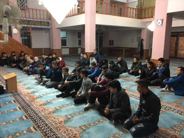 Məsciddə dua mərasimi: "Rəqibin hücumlarını ofsaydla kəs, ya Rəbbim"