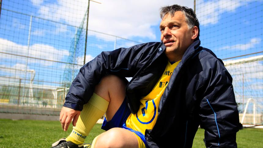 Baş nazirini həddini aşan futbol sevgisi başına bəla oldu