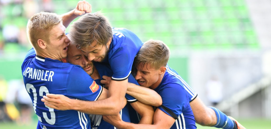 Baş nazirini həddini aşan futbol sevgisi başına bəla oldu