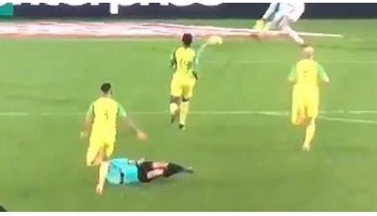 Hakim əvvəlcə futbolçunu vurdu, sonra qovdu - FOTO/VİDEO