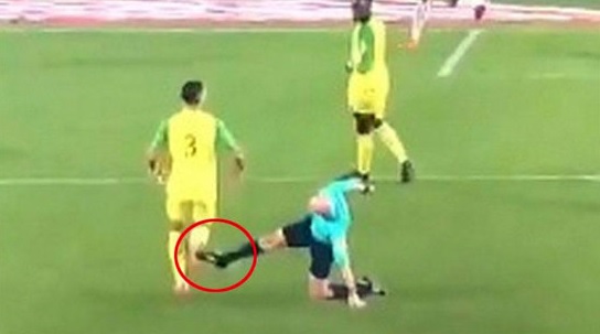 Hakim əvvəlcə futbolçunu vurdu, sonra qovdu - FOTO/VİDEO