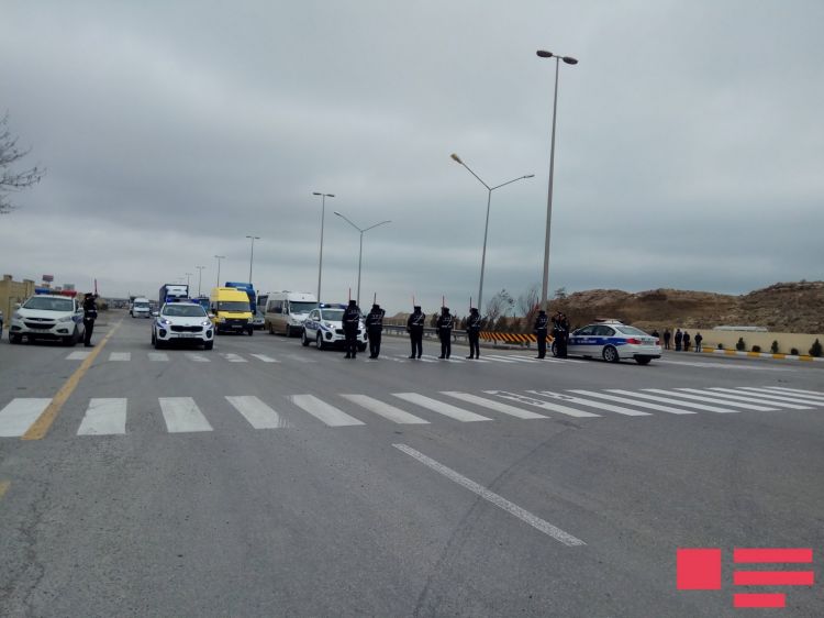 Azərbaycanda həyat durdu: Şəhidlər bir dəqiqəlik sükutla yad edildi (FOTOLAR)
