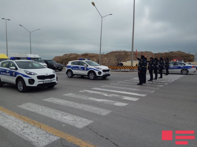 Azərbaycanda həyat durdu: Şəhidlər bir dəqiqəlik sükutla yad edildi (FOTOLAR)