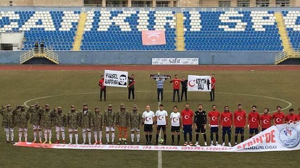 Meydana hərbi formamada çıxdılar - FOTO