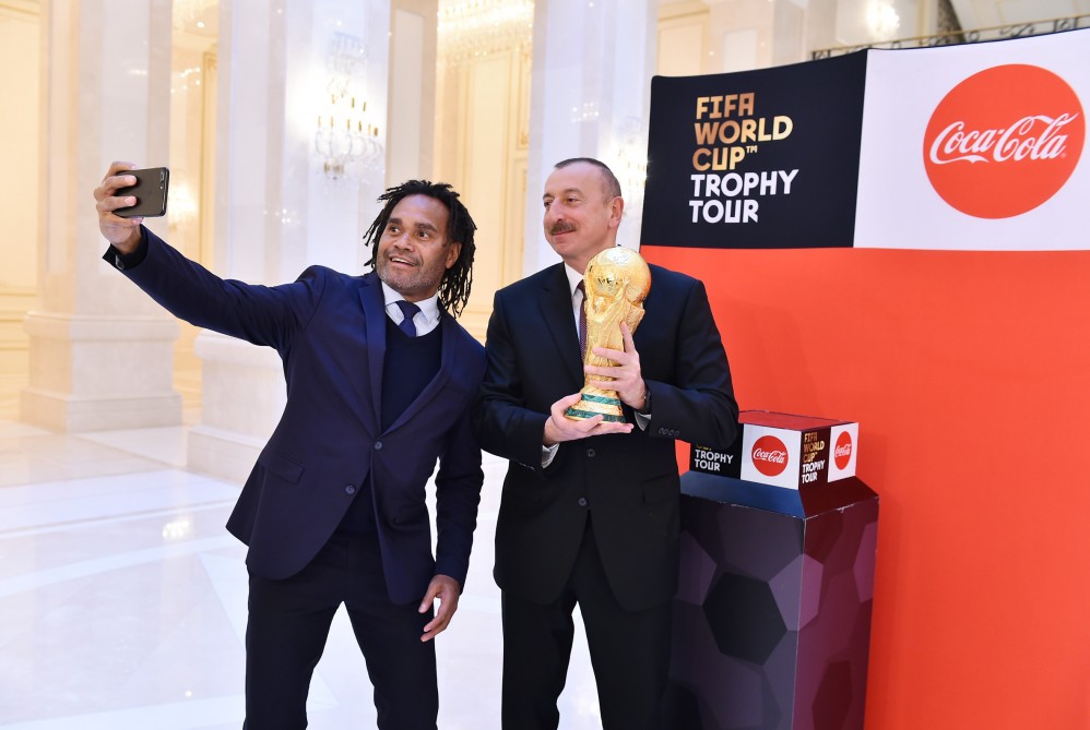 Dünya çempionu İlham Əliyevlə selfi etdi - FOTO