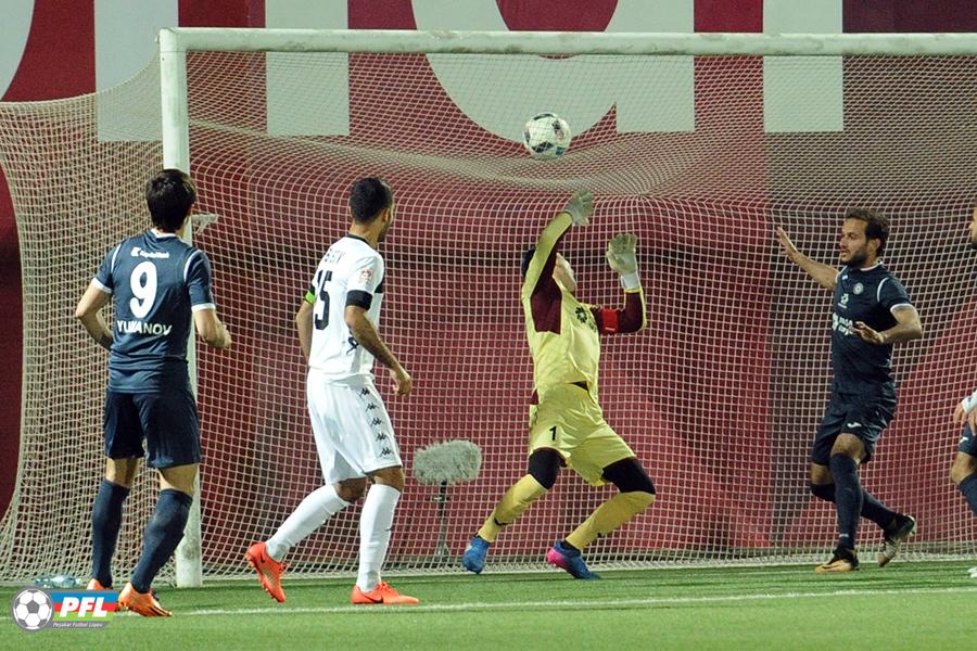 2 qol, söyüş, dava, qırmızı vərəqə... - FOTO/VİDEO