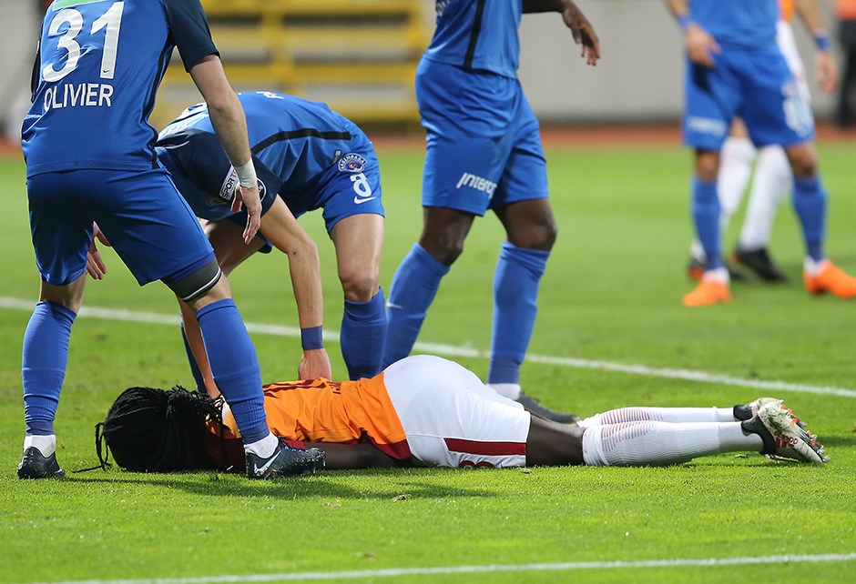 "Qalatasaray"ın ulduzunun meydanda ürəyi getdi - FOTO