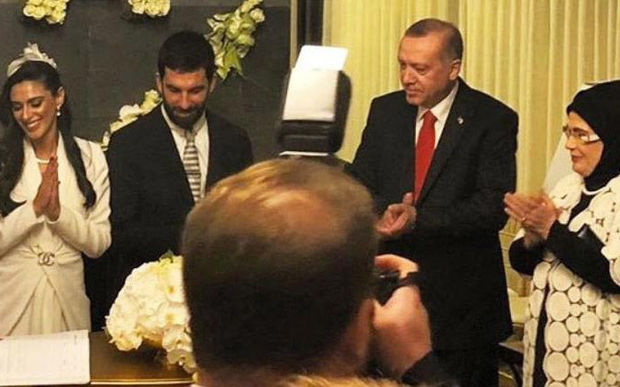 Arda Turan evləndi, Ərdoğan nikah şahidi oldu - FOTOLAR