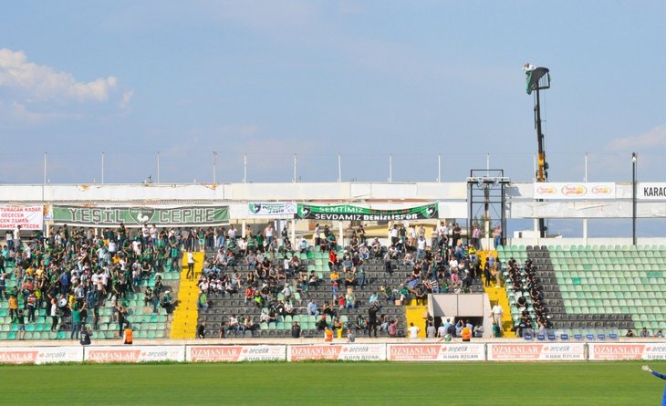 Stadiona buraxılmayan azarkeş oyunu izləmək üçün kran kirayələdi (FOTOLAR)