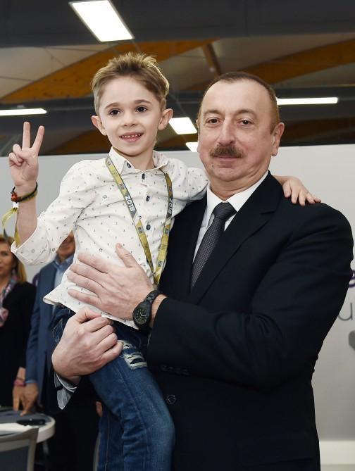 İlham Əliyevlə görüşmək üçün ağlayan uşaq kimin oğludu? - FOTO/VİDEO