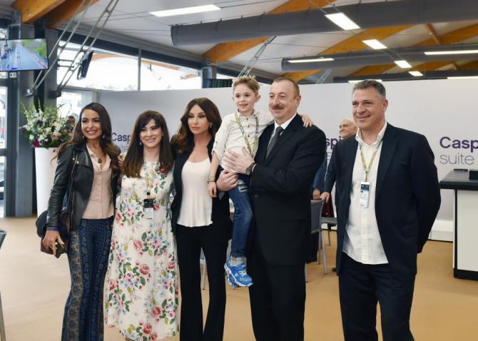 İlham Əliyevlə görüşmək üçün ağlayan uşaq kimin oğludu? - FOTO/VİDEO