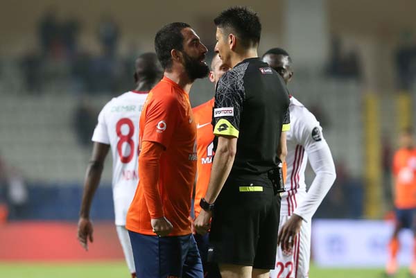 Arda Turan qovuldu - FOTOLAR