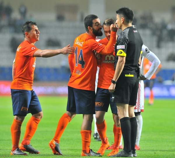 Arda Turan qovuldu - FOTOLAR