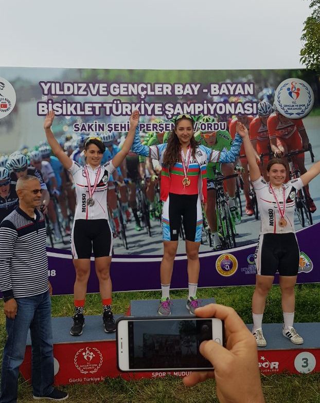 Yeniyetmə velosipedçimiz Türkiyədə çempion oldu - FOTO