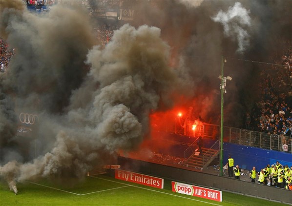 55 il sonra aşağı liqaya düşdülər, azarkeşlər stadiona od vurdu - FOTOLAR