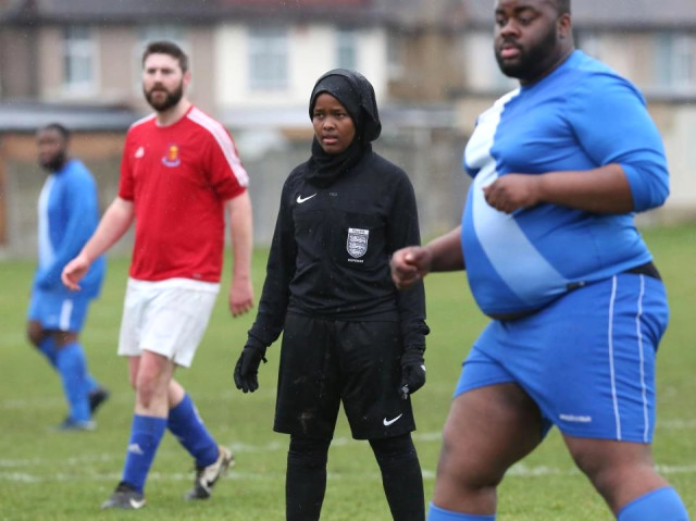 Britaniyanın ilk müsəlman qadın futbol hakimi (FOTOLAR)