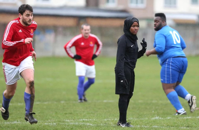 Britaniyanın ilk müsəlman qadın futbol hakimi (FOTOLAR)