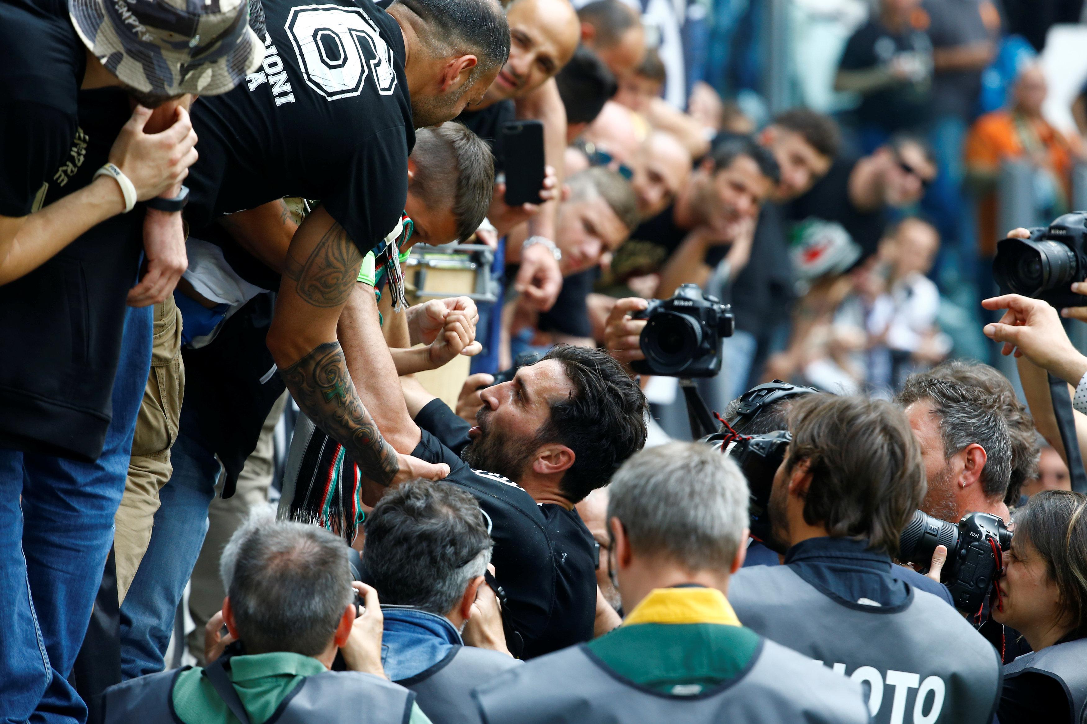 Buffon "Yuventus"la göz yaşları içində vidalaşdı - FOTOLAR