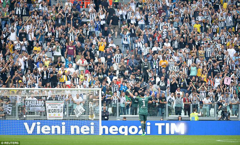 Buffon "Yuventus"la göz yaşları içində vidalaşdı - FOTOLAR