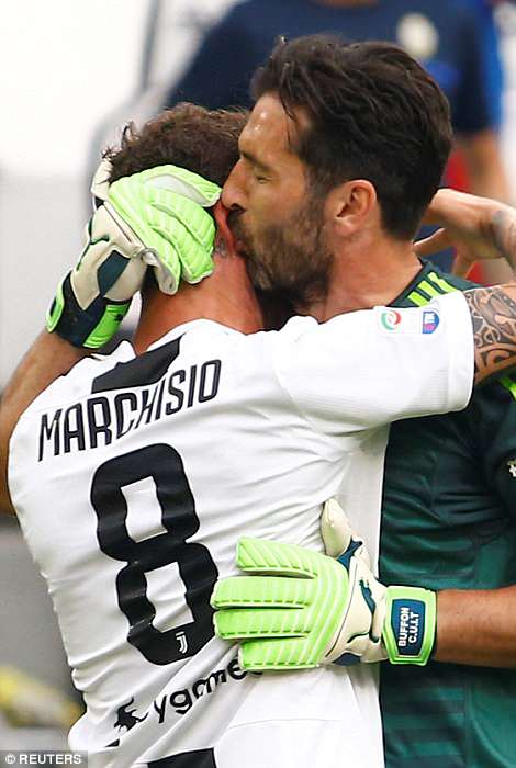 Buffon "Yuventus"la göz yaşları içində vidalaşdı - FOTOLAR