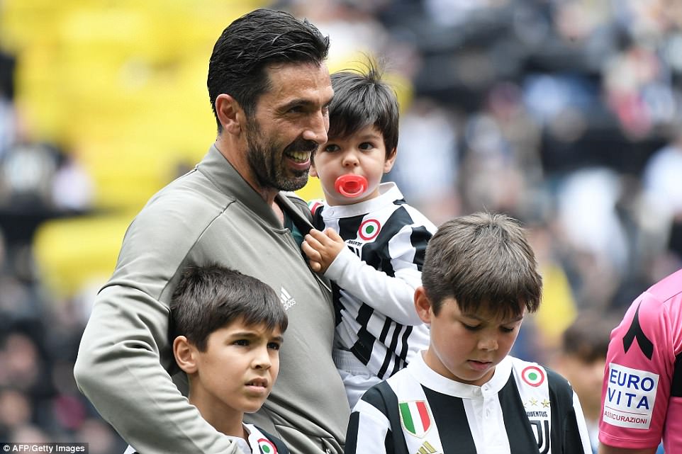 Buffon "Yuventus"la göz yaşları içində vidalaşdı - FOTOLAR