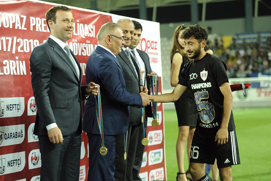 “Qarabağ”a çempionluq kuboku təqdim olundu - FOTOLAR