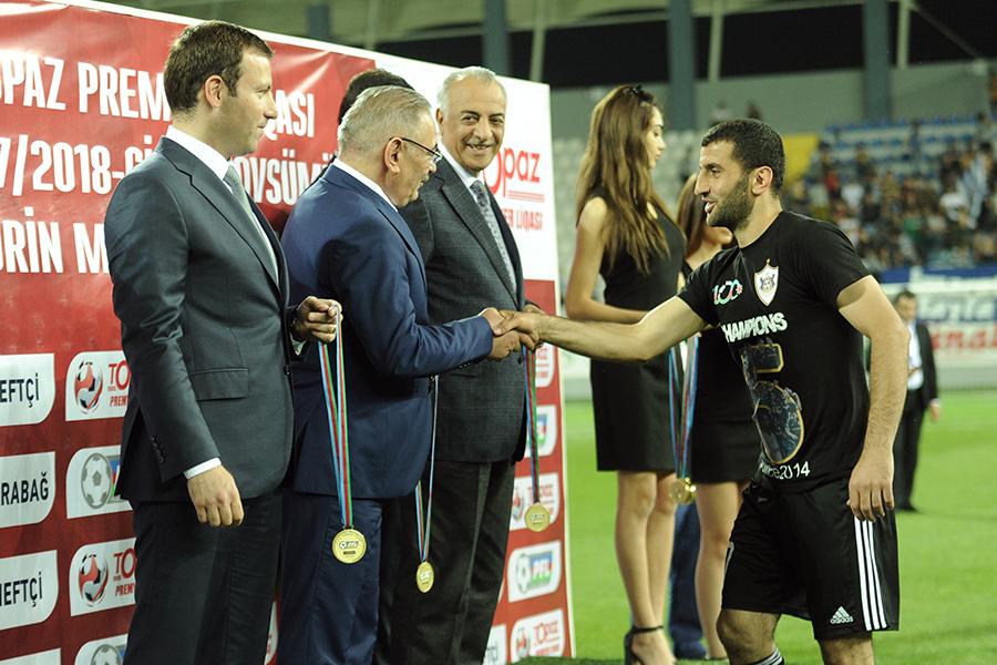 “Qarabağ”a çempionluq kuboku təqdim olundu - FOTOLAR