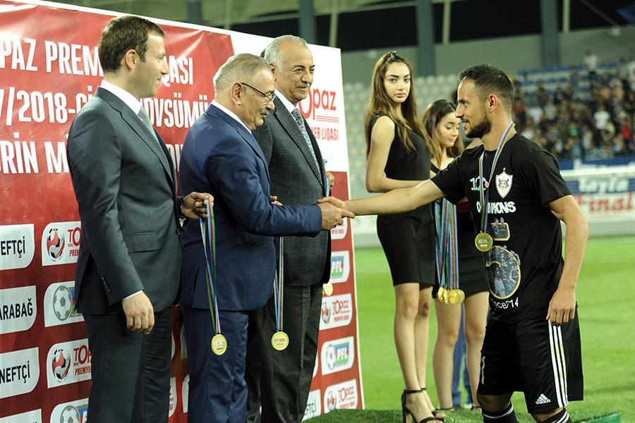 “Qarabağ”a çempionluq kuboku təqdim olundu - FOTOLAR
