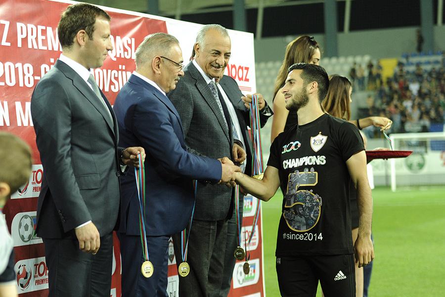 “Qarabağ”a çempionluq kuboku təqdim olundu - FOTOLAR