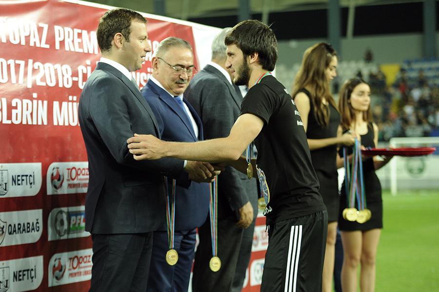 “Qarabağ”a çempionluq kuboku təqdim olundu - FOTOLAR