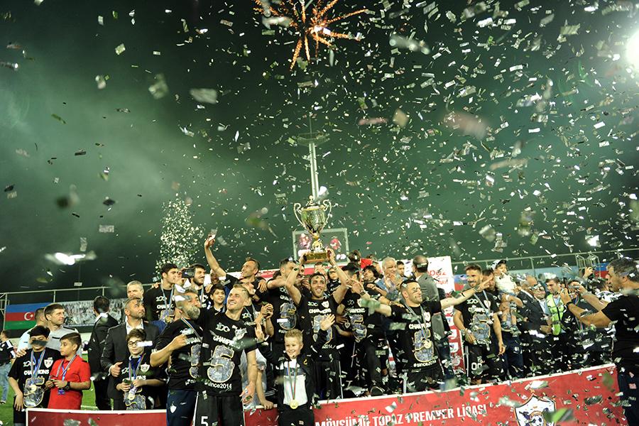 “Qarabağ”a çempionluq kuboku təqdim olundu - FOTOLAR