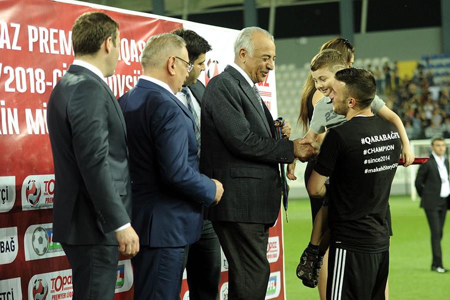 “Qarabağ”a çempionluq kuboku təqdim olundu - FOTOLAR