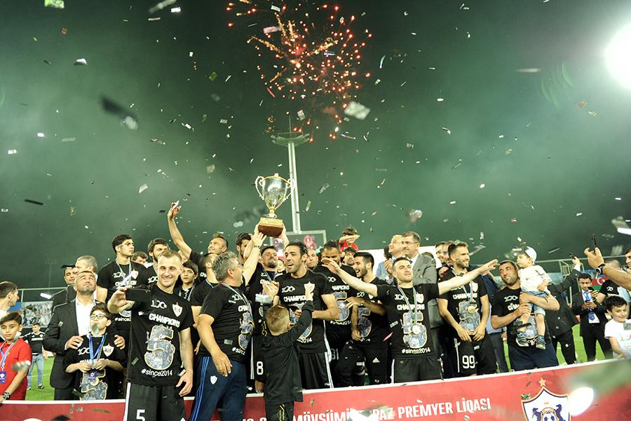 “Qarabağ”a çempionluq kuboku təqdim olundu - FOTOLAR