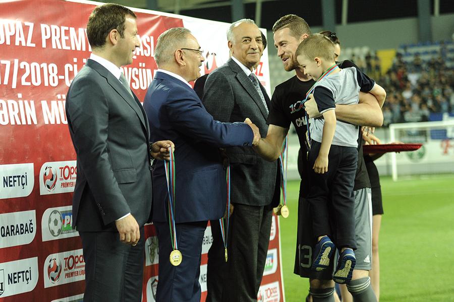 “Qarabağ”a çempionluq kuboku təqdim olundu - FOTOLAR